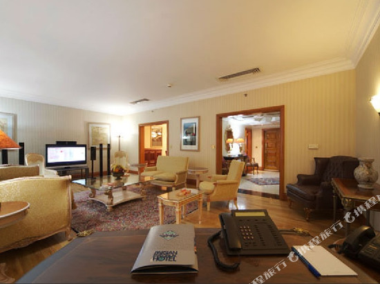 波斯·埃斯特赫拉尔酒店