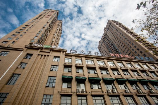 选择房间装修:2018如皋梦百合零压体验酒店位于如皋市新都国际裙楼