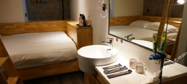 尖微空间旅行酒店(上海火车站二店)图片