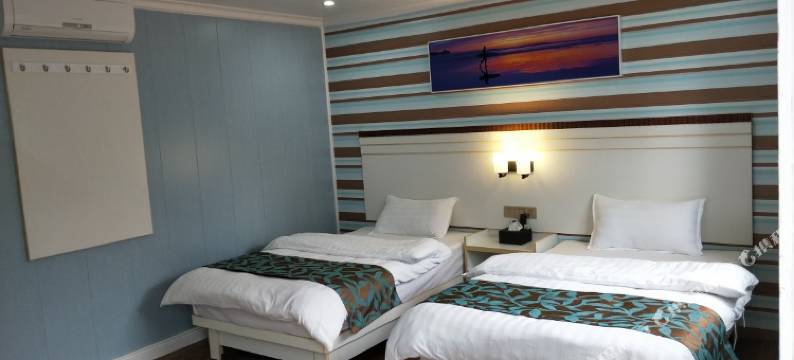 涠洲夕阳海岸沙滩木屋图片