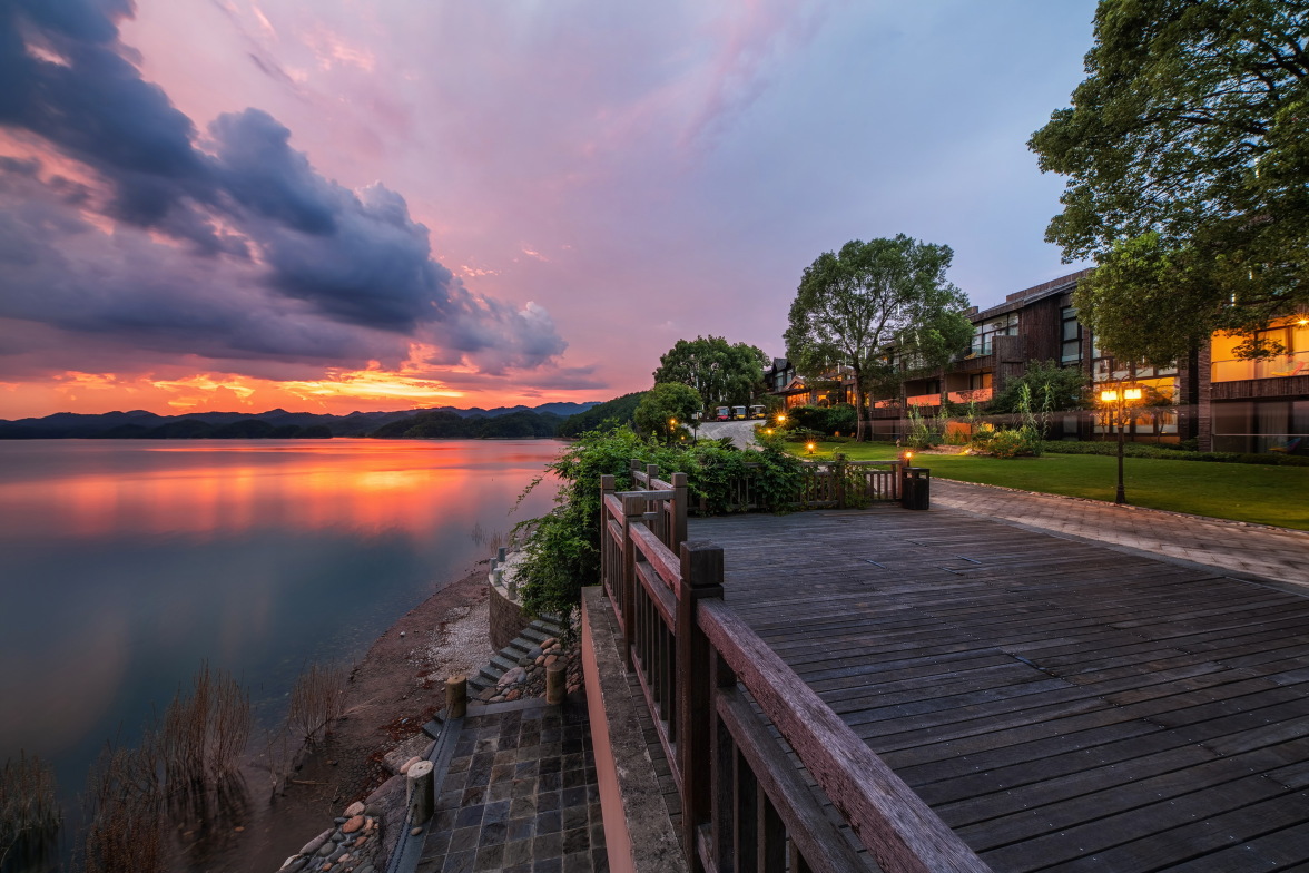 Warm Island Elegant Art Hotel Hotel Overview