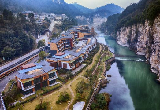 张家界路上度假酒店外景图