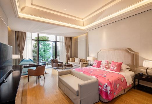 Donghai Xianhucheng Huanglong HotelHotel Overview