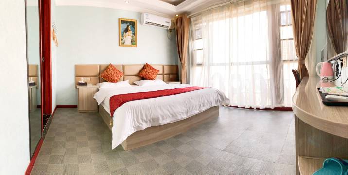 志华酒店(贵阳恒大城曹关湿地公园店)