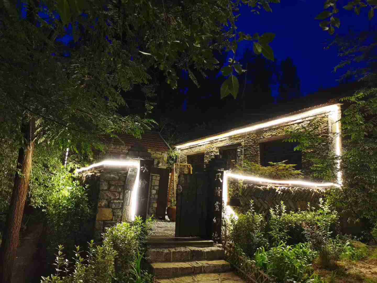 Yishui Shanlan Seeking Firefly B&B HotelOver view