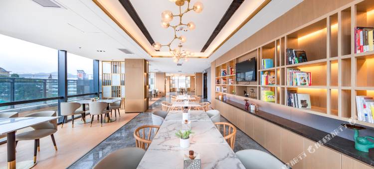 深圳光明新城凤凰城地铁站亚朵酒店图片