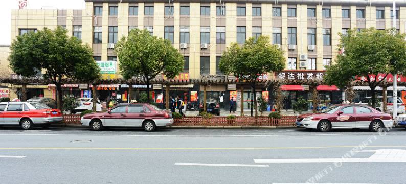 丁丁酒店(上海华夏东路地铁站店)图片