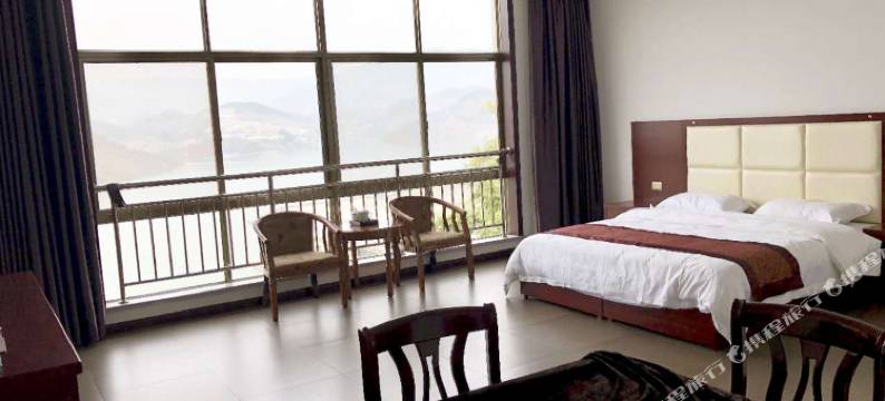 安康湖畔民居图片