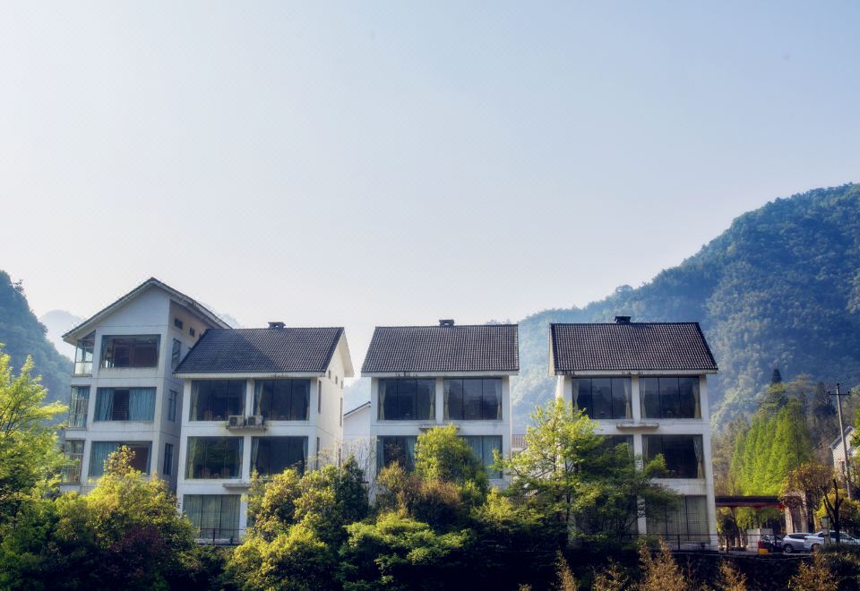 Herun Shijia Holiday Hotel Over view