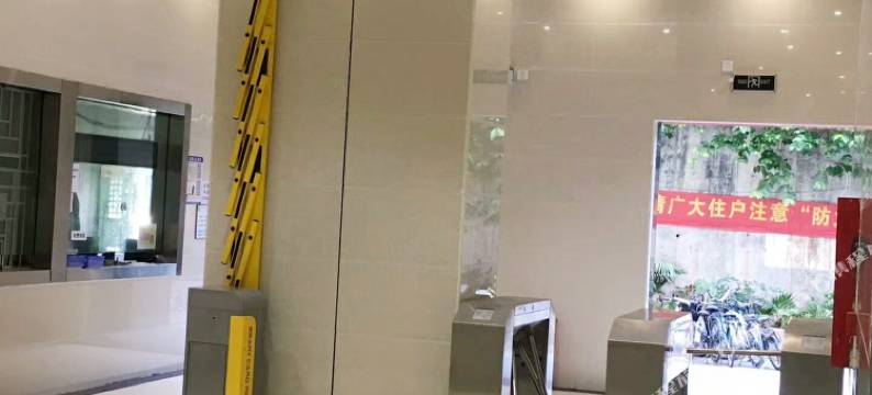 深圳夕阳下的小屋图片