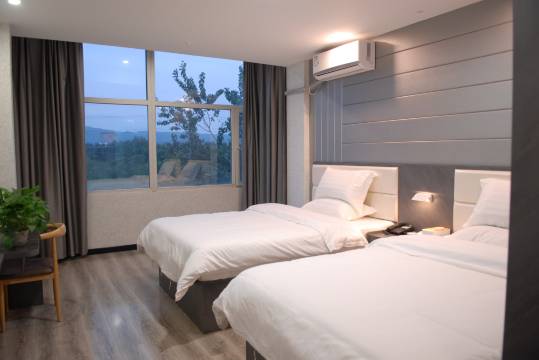 怡莱酒店(侯马新田广场高铁站店)