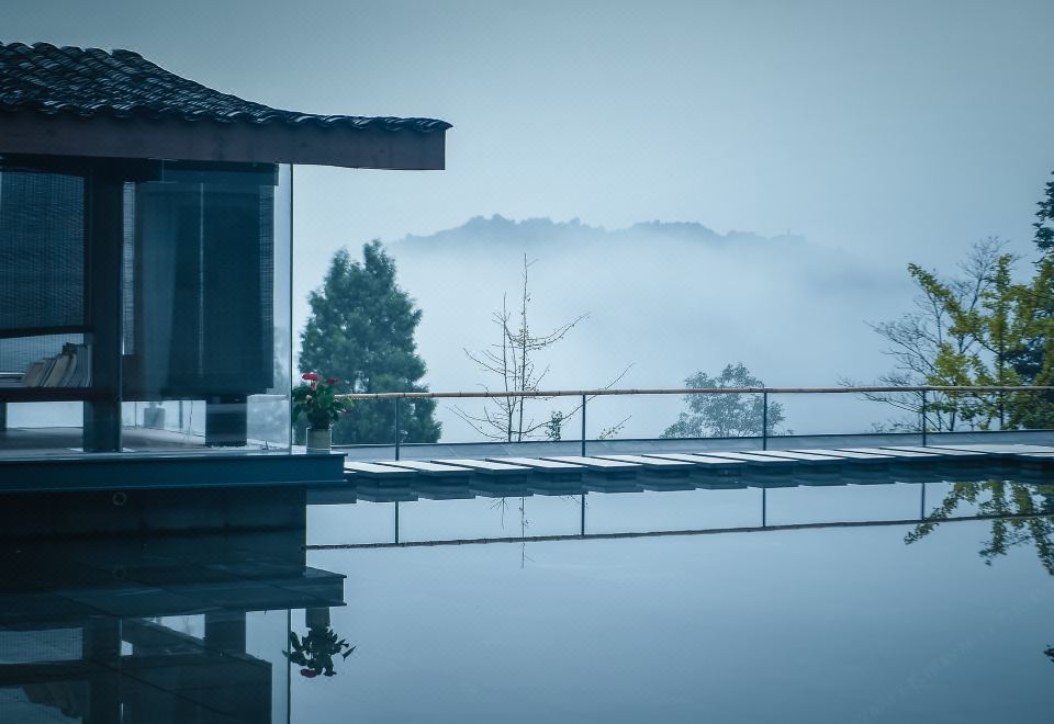 都江堰青暇山居酒店外景图