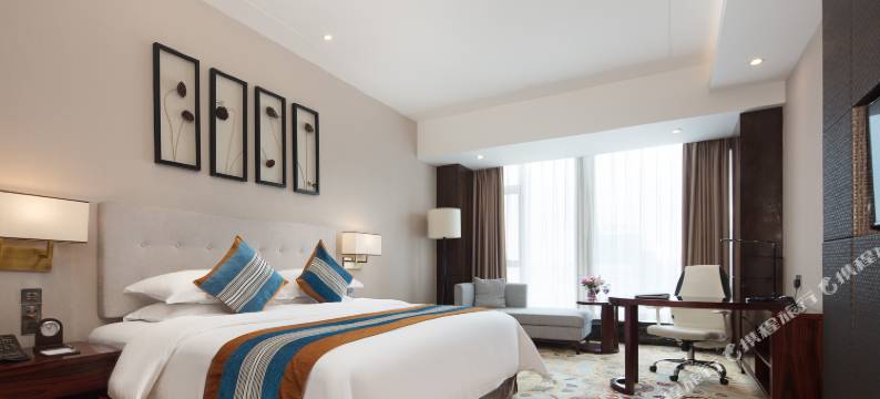 万绿城铂瑞兹酒店(安顺古城历史文化街区大润发店)图片