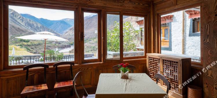 芒康松赞如美山居图片