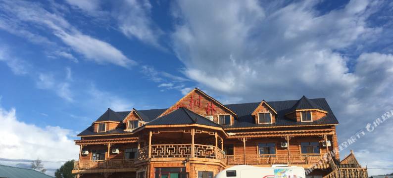 额尔古纳室韦桦树林山庄图片