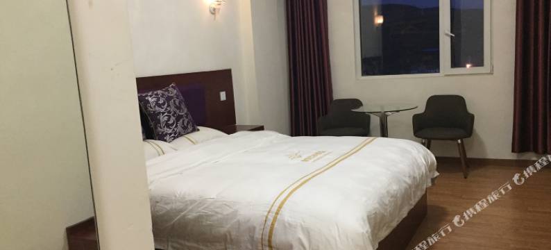 理塘眷恋之都酒店图片