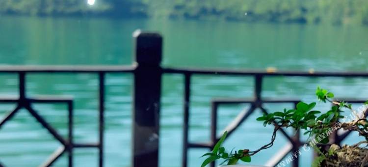 花莲在水一方湖畔小屋图片