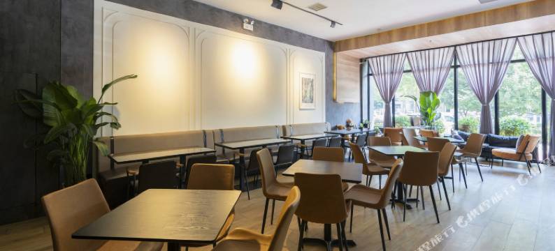 艺龙安云酒店(西安半导体产业园丈八六路地铁站店)图片