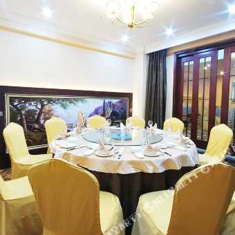 鸿腾酒店老总_巨腾国际老总图片