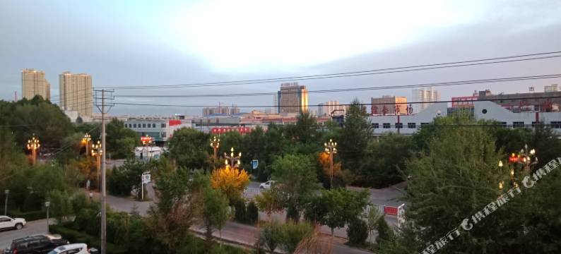 华东商务酒店(格尔木八一路地下商业街昆仑公园店)图片