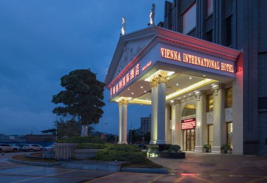 Vienna International Hotel (Yulin rongzhou bridge railway station shop ) Hotel Overview