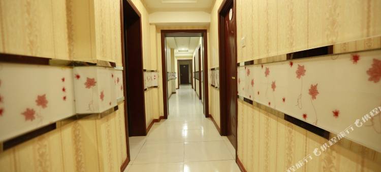 OYO鹤岗爱之旅宾馆图片