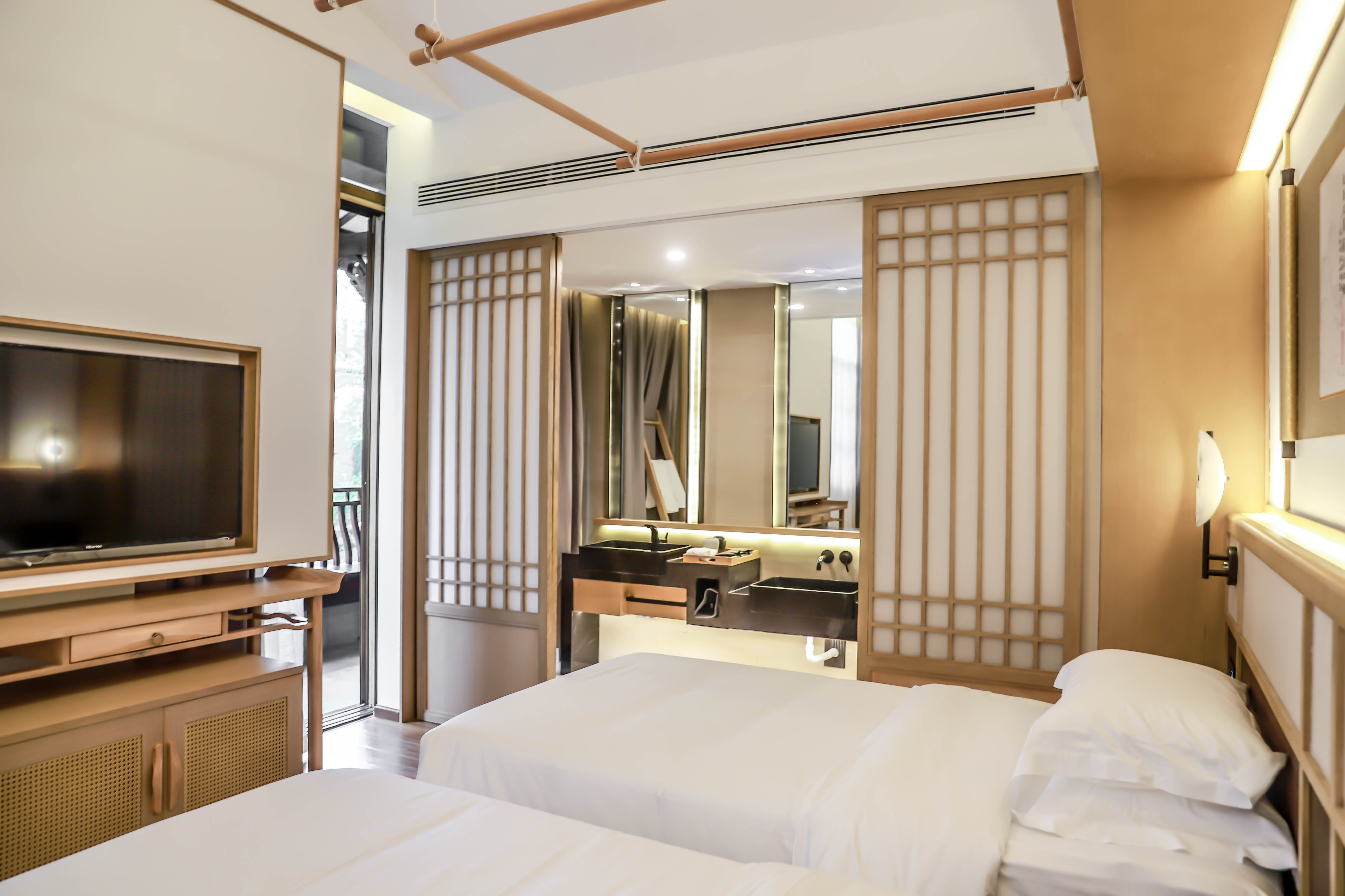 Chanyi Heilongtan Holiday HotelOver view