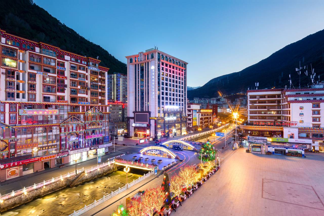 康定情歌广场溜溜城格桑花大酒店图片