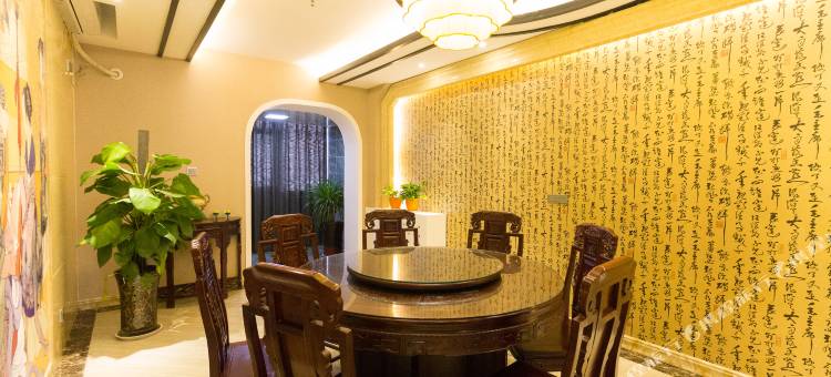 红蚂蚁主题酒店(新乡河师大万达店)图片
