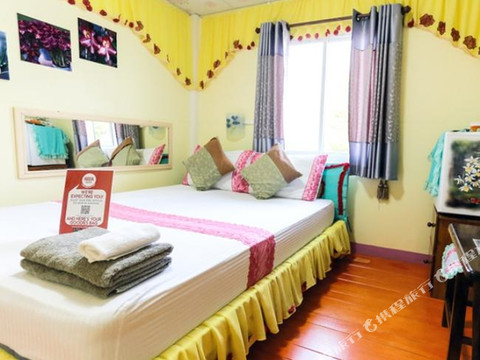 披集府奈达客房达潘显岩石头酒店