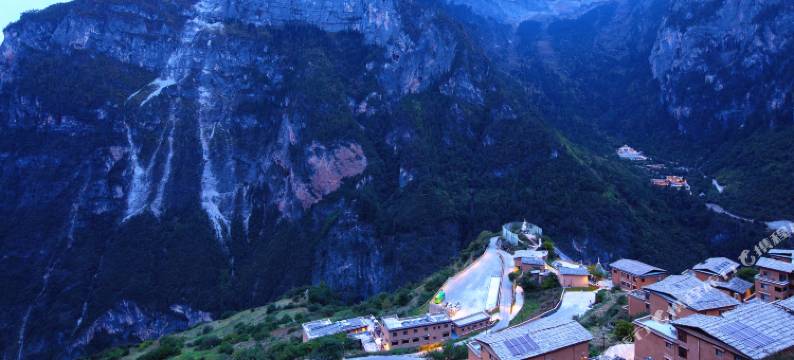 香格里拉巴拉格宗雪山悬崖神迹酒店图片