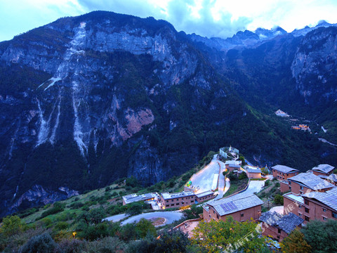 香格里拉巴拉格宗雪山悬崖神迹酒店