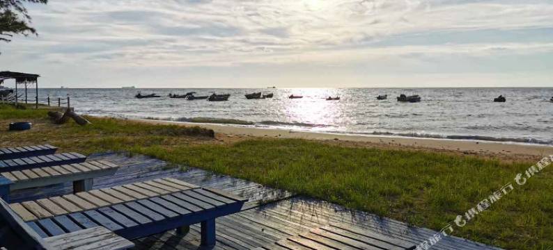 涠洲夕阳海岸沙滩木屋图片