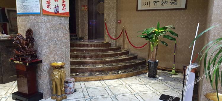 卢氏璜冠假日酒店图片