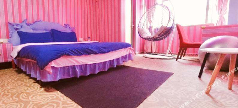 唯爱情侣公寓(武汉万松园店)图片