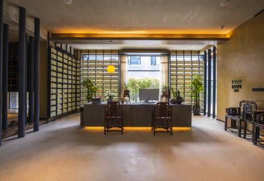 A Lily Hostel Hotel Overview