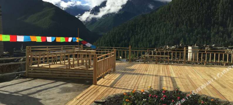 稻城亚丁藏亚文化酒店图片