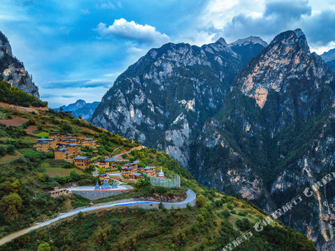 香格里拉巴拉格宗雪山冰泉养生庄园