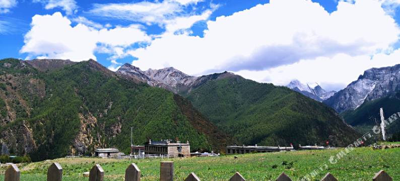 稻城达瓦民居图片