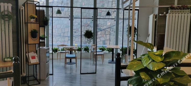 中锦假日酒店(青岛大学麦岛地铁站店)图片