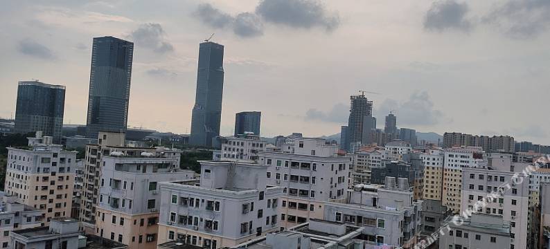 深圳夕阳下的小屋图片