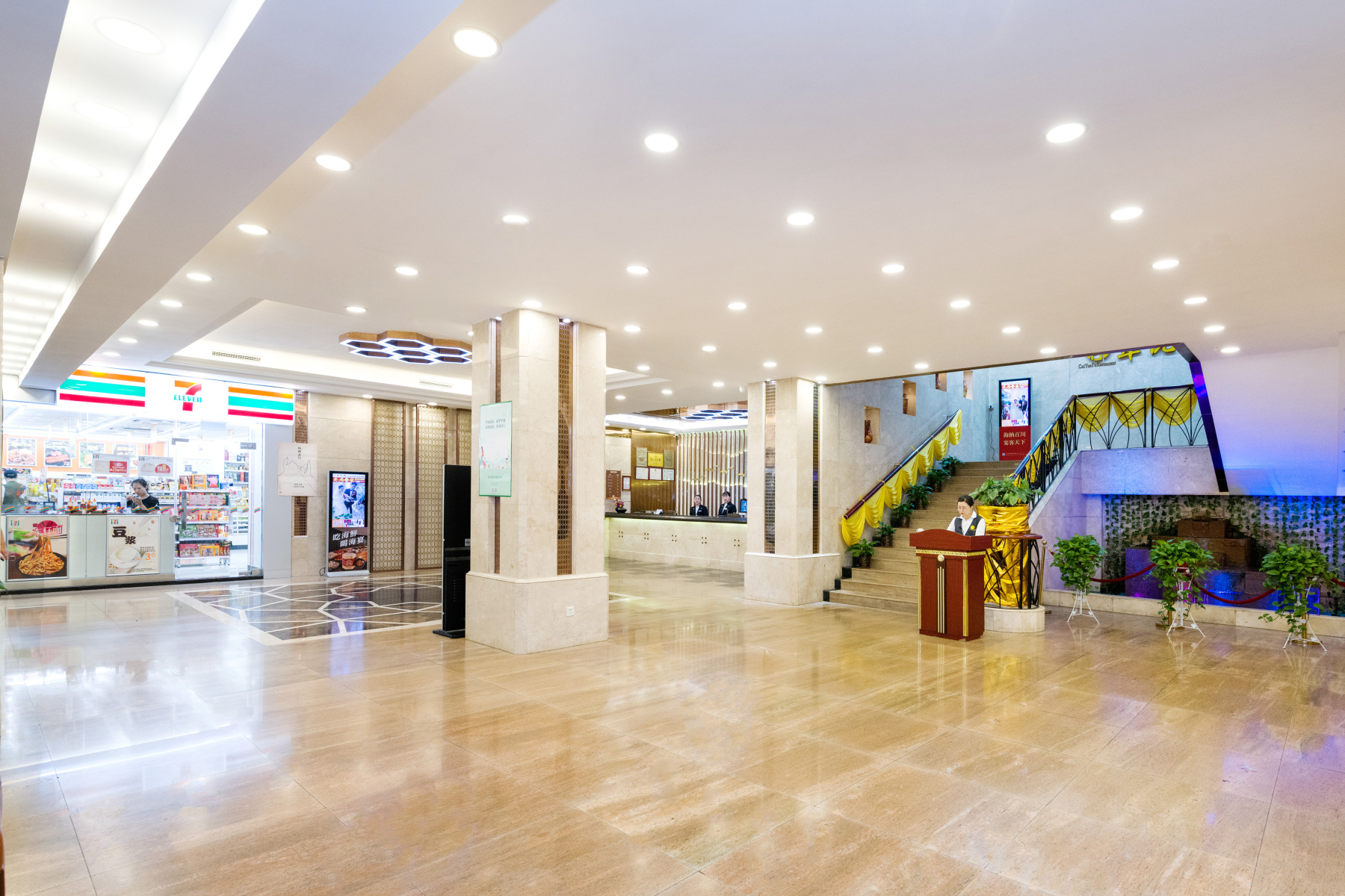 Shenzhen Jingpeng Hotel (East Gate Pedestrian Street Hubei Subway Station Branch)Over view