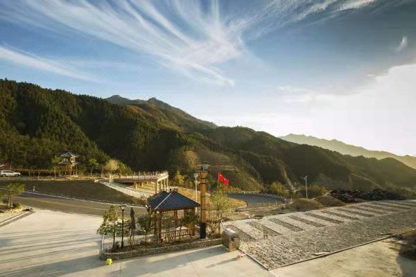 选择房间开业:2016白马尖观景山庄位于国家4a级白马尖风景区,距白马尖
