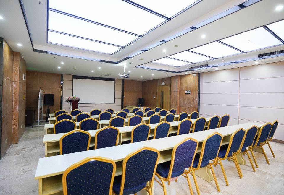 Carnival Fashion HotelHotel Overview