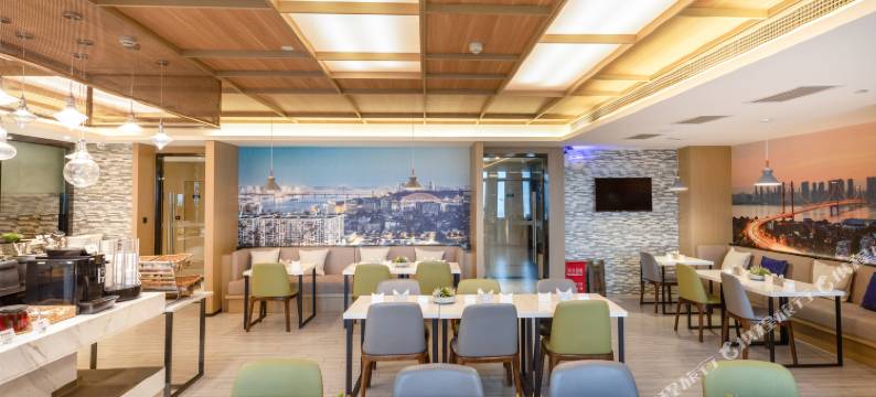 武汉汉口火车站常青路亚朵酒店图片