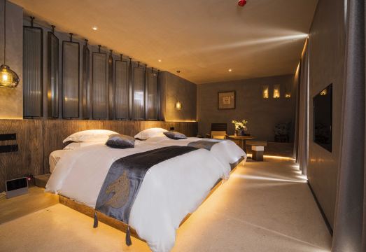 A Lily Hostel Hotel Overview