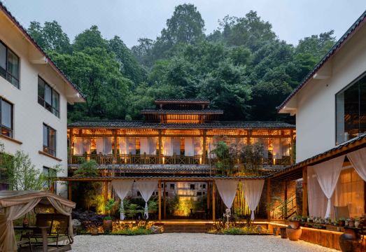 青城山桐去隐泉温泉度假酒店外景图