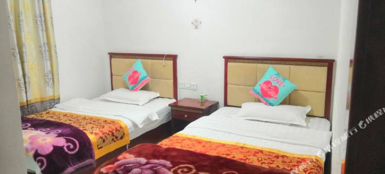 泸定绿草地宾馆图片