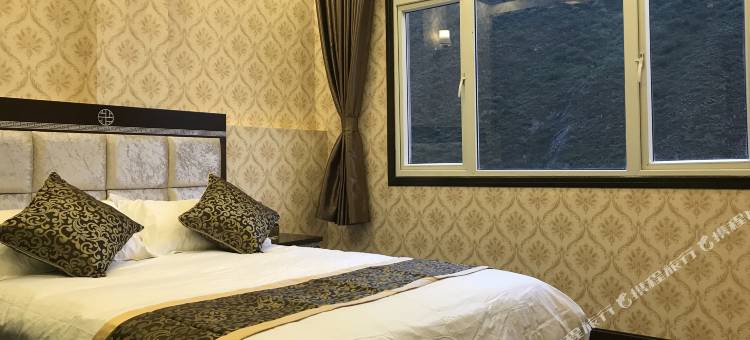 新龙梁昂孜荣大酒店图片