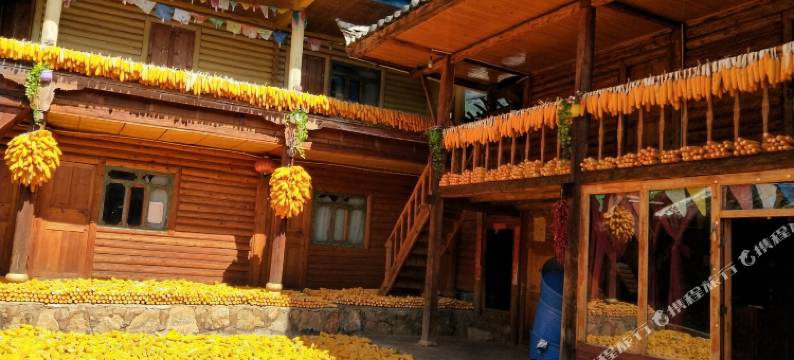 泸沽湖草海原色民居图片